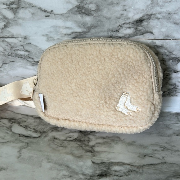 Boston Red Sox Sherpa Belt Bag Fanny pack May 12, 2024 Mother’s Day fenway SGA - Picture 1 of 8
